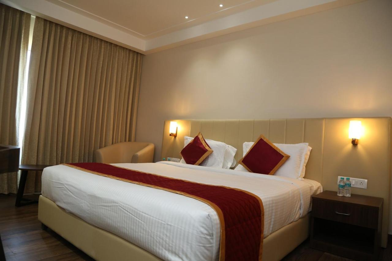 Hotel Skanda Palace Thiruttani Eksteriør billede